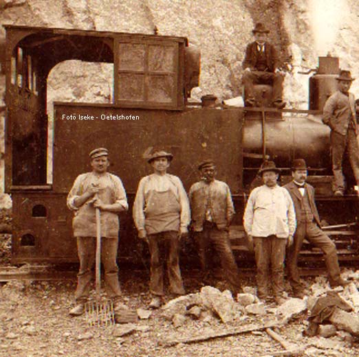 Arbeiter im Steinbruch der Kalkwerke Oetelshofen im Jahr 1905 (Foto Iseke - Oetelshofen)