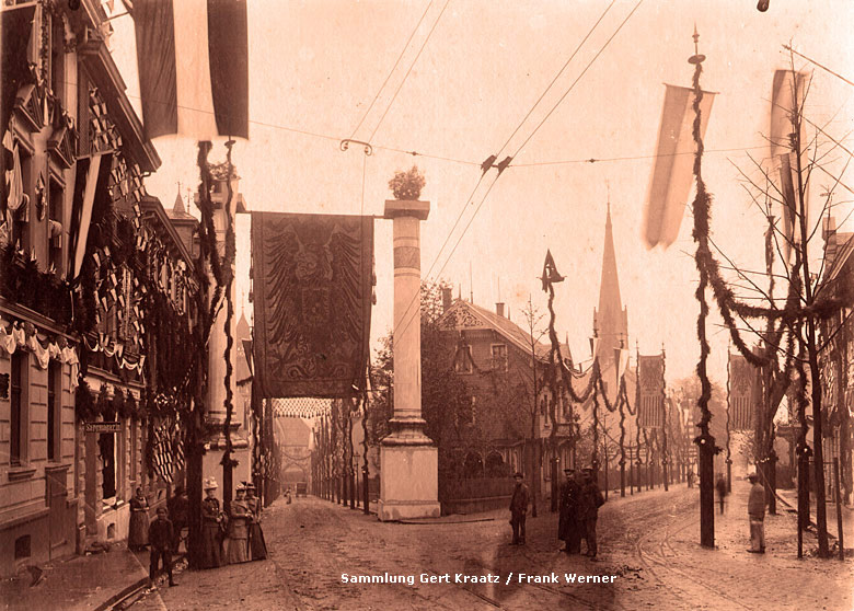 Schmuck an der Kirchstraße Ecke Solinger Straße zum Kaiserbesuch in Vohwinkel im Oktober 1900 (Sammlung Gert Kraatz / Frank Werner)