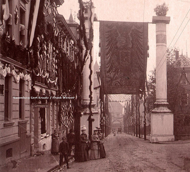 Schmuck an der Kirchstraße Ecke Solinger Straße zum Kaiserbesuch in Vohwinkel im Oktober 1900 (Sammlung Gert Kraatz / Frank Werner)