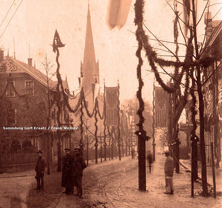 Schmuck an der Kirchstraße Ecke Solinger Straße zum Kaiserbesuch in Vohwinkel im Oktober 1900 (Sammlung Gert Kraatz / Frank Werner)