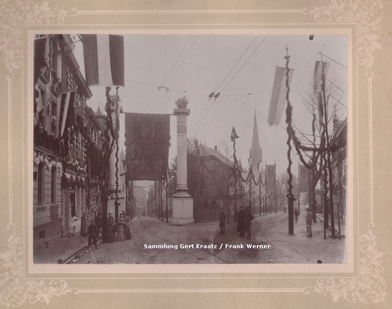 Schmuck an der Kirchstraße Ecke Solinger Straße zum Kaiserbesuch in Vohwinkel im Oktober 1900 (Sammlung Gert Kraatz / Frank Werner)