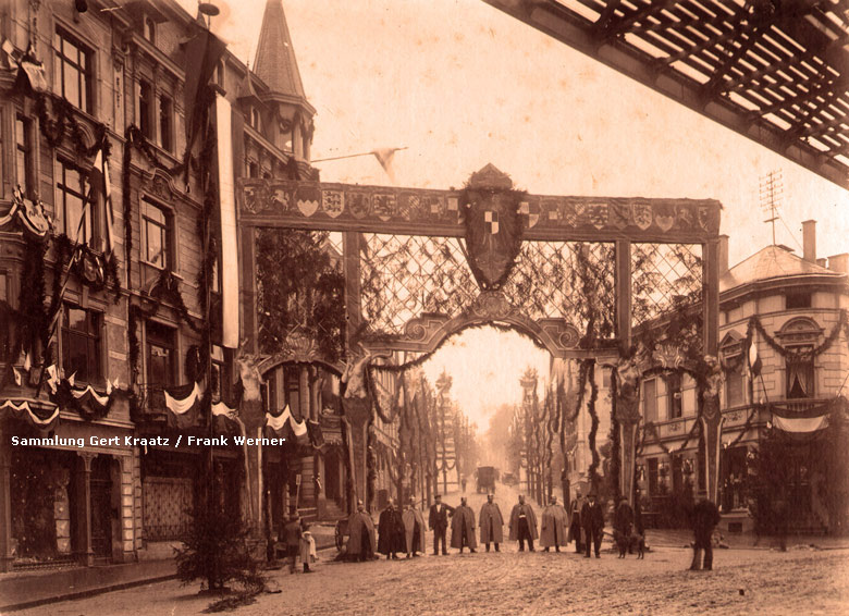 Schmuck am Kaiserplatz Richtung Solinger Straße zum Kaiserbesuch in Vohwinkel im Oktober 1900 (Sammlung Gert Kraatz / Frank Werner)