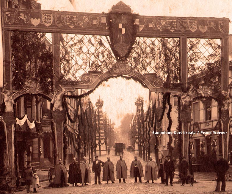 Schmuck am Kaiserplatz Richtung Solinger Straße zum Kaiserbesuch in Vohwinkel im Oktober 1900 (Sammlung Gert Kraatz / Frank Werner)