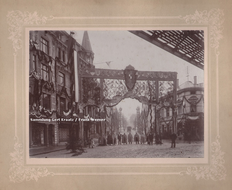 Schmuck am Kaiserplatz Richtung Solinger Straße zum Kaiserbesuch in Vohwinkel im Oktober 1900 (Sammlung Gert Kraatz / Frank Werner)