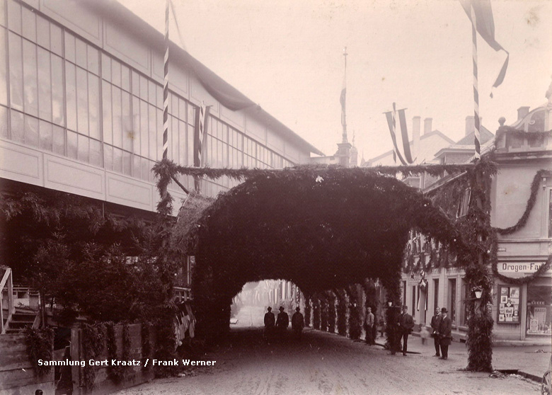 Schmuck am Schwebebahn-Bahnhof Vohwinkel zum Kaiserbesuch in Vohwinkel im Oktober 1900 (Sammlung Gert Kraatz / Frank Werner)