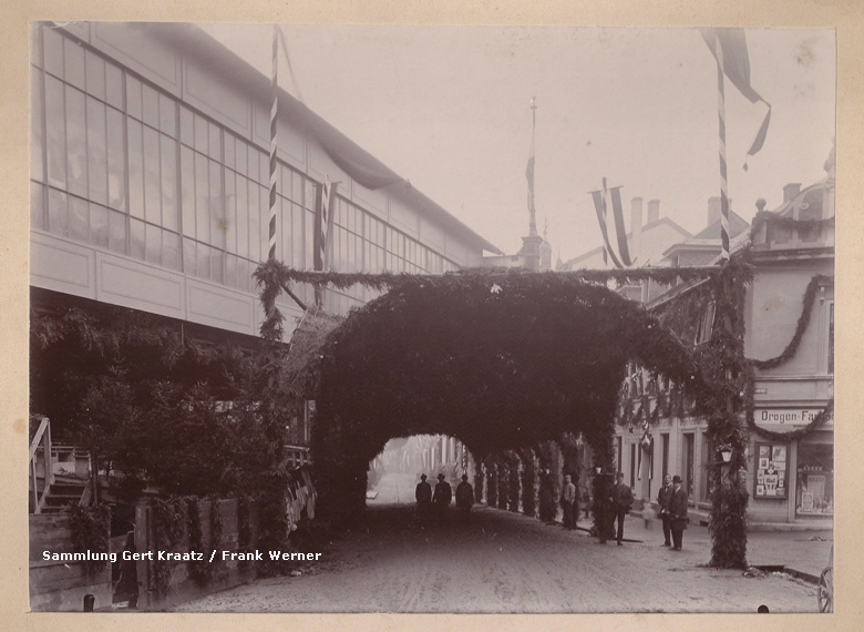 Schmuck am Schwebebahn-Bahnhof Vohwinkel zum Kaiserbesuch in Vohwinkel im Oktober 1900 (Sammlung Gert Kraatz / Frank Werner)