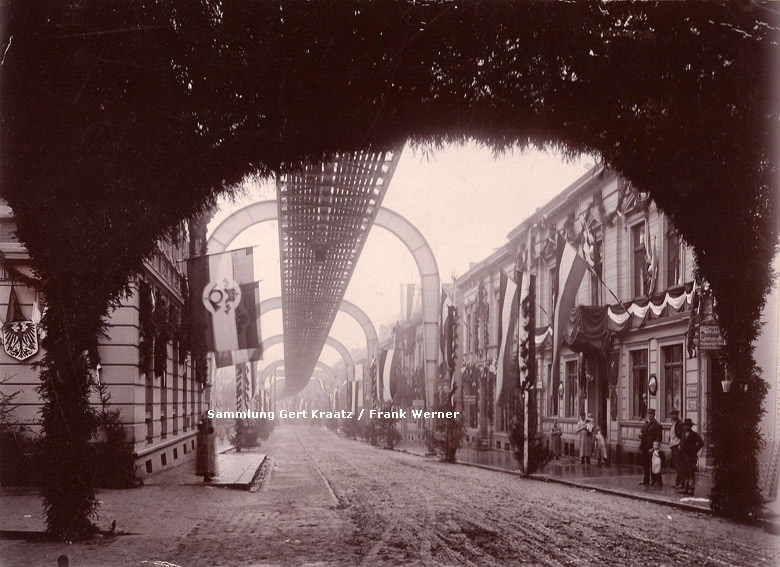 Schmuck an der Königstraße zum Kaiserbesuch in Vohwinkel im Oktober 1900 (Sammlung Gert Kraatz / Frank Werner)