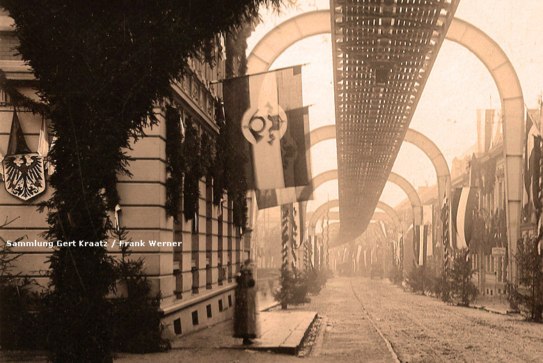 Schmuck an der Königstraße zum Kaiserbesuch in Vohwinkel im Oktober 1900 (Sammlung Gert Kraatz / Frank Werner)