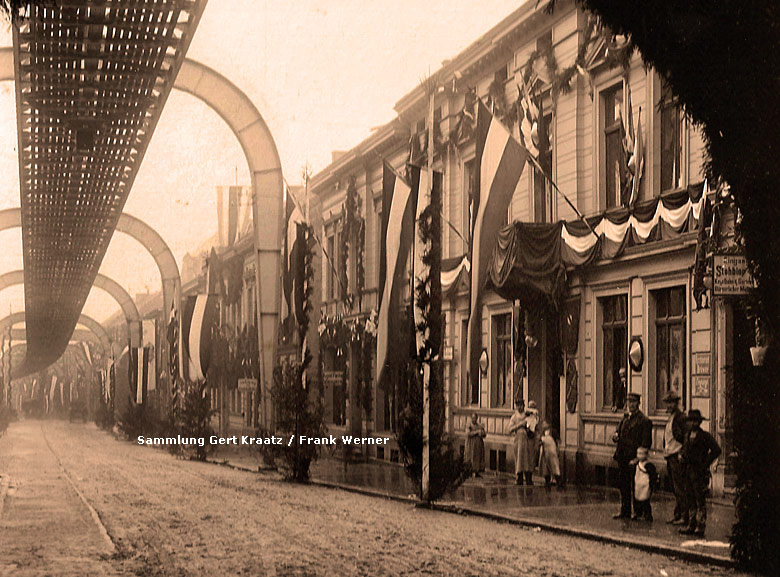 Schmuck an der Königstraße zum Kaiserbesuch in Vohwinkel im Oktober 1900 (Sammlung Gert Kraatz / Frank Werner)