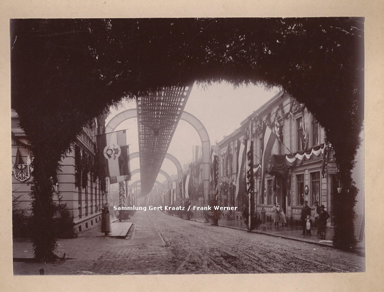 Schmuck an der Königstraße zum Kaiserbesuch in Vohwinkel im Oktober 1900 (Sammlung Gert Kraatz / Frank Werner)