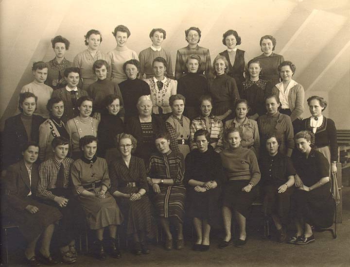 Abschlußjahrgang 1954 Mädchen (Foto aus der Jubiläumsfestschrift Realschule in Wuppertal-Vohwinkel 1948-1998)