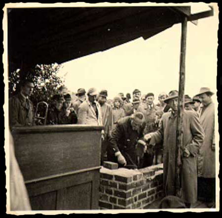 Grundsteinlegung für das neue Gebäude Blücherstraße am 17. Juli 1954 (Foto aus der Jubiläumsfestschrift Realschule in Wuppertal-Vohwinkel 1948-1998)