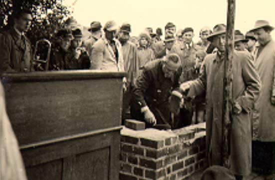 Grundsteinlegung für das neue Gebäude Blücherstraße am 17. Juli 1954 (Foto-Ausschnitt aus der Jubiläumsfestschrift Realschule in Wuppertal-Vohwinkel 1948-1998)