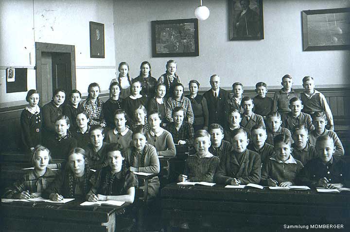 Schulklasse an der Schule Gebhardtstraße - vermutlich Abschlußjahrgang im Jahr 1937 (Foto Sammlung MOMBERGER)