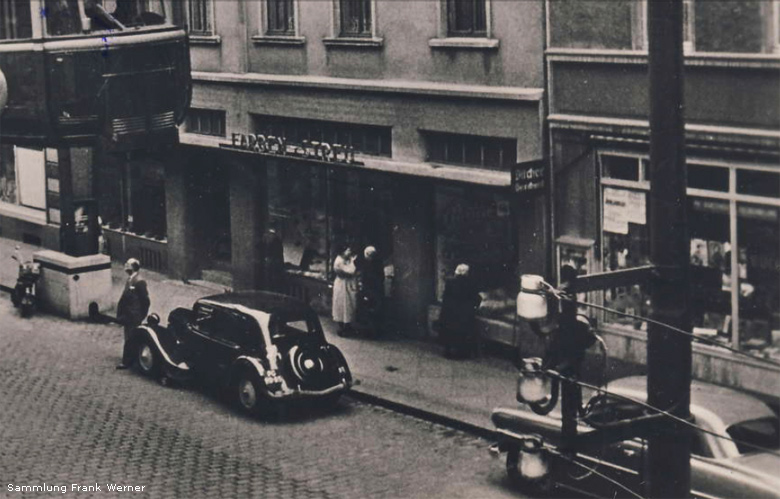 Die Schwebebahn über der Kaiserstraße auf einer Postkarte von 1957 (Sammlung Frank Werner)