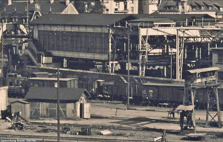 Eisenbahnwaggons neben der Schwebebahn-Endhaltestelle in Vohwinkel ca. 1937 (Sammlung Frank Werner)