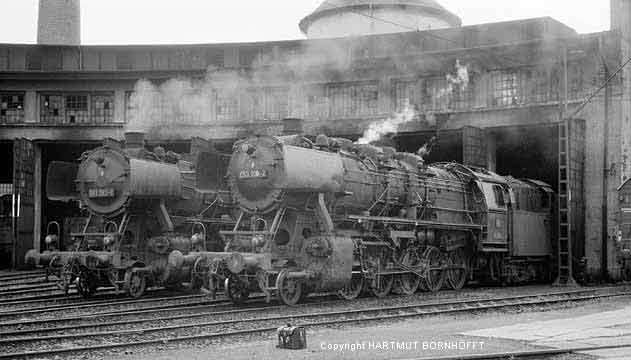 Zwei Dampfloks vor dem Lokschuppen 1970