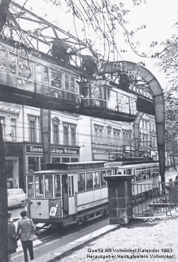 Vierachsiger Triebwagen Ende der 50er Jahre (Quelle Alt-Vohwinkel Kalender 1993 Herausgeber Heimatverein Vohwinkel)